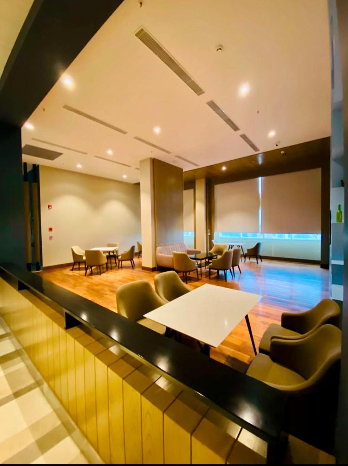 Country & By Migrolino Gomti Nagar 3*